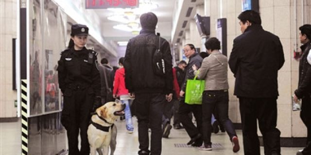 北京地铁安保全面升级 民警携犬地铁巡逻